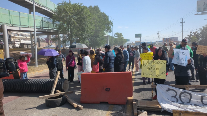 Vecinos de Real Toledo y San Antonio bloquean bulevar Felipe Ángeles por falta de agua