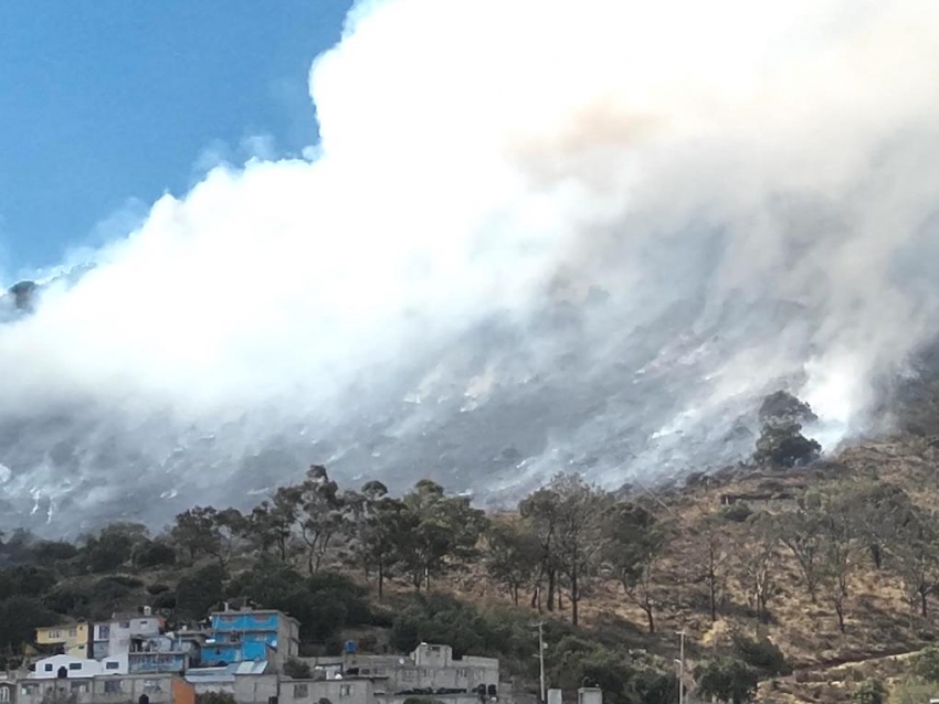 Incendio en el cerro de San Cristóbal moviliza a cuerpos de emergencia