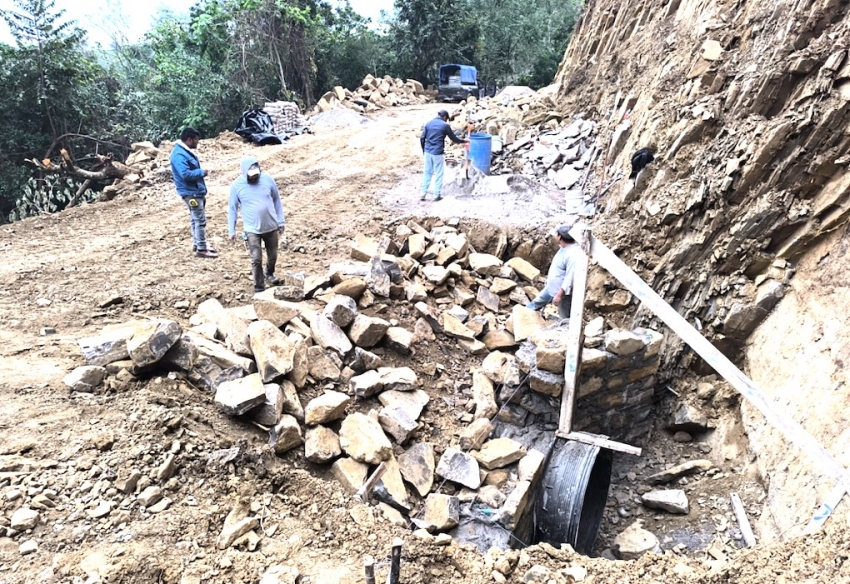 Impulsa SIPDUS conectividad regional con la modernización del camino rural Texcatla–Chapulhuacanito en la Huasteca