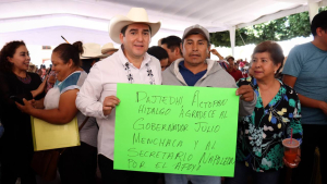 Entrega de apoyos pecuarios y agr&iacute;colas en Tecozautla