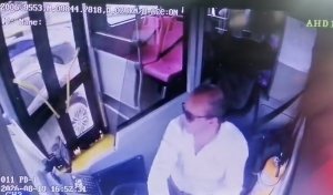 Veh&iacute;culo particular impacta unidad del Tuzob&uacute;s en Pachuca