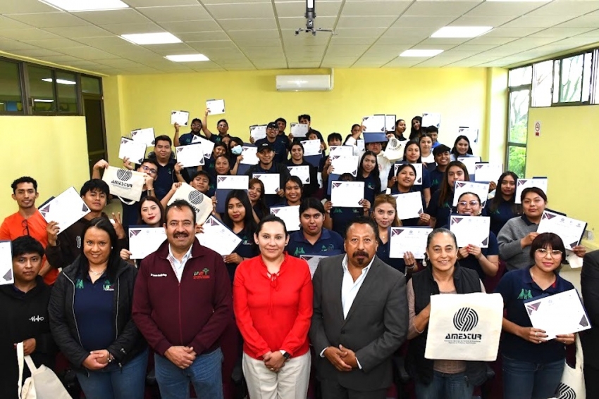 Estudiantes de la UTVM reciben reconocimiento nacional de AMESTUR