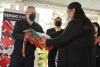 Entrega Sergio Ba&ntilde;os &uacute;tiles escolares en primaria de La Loma