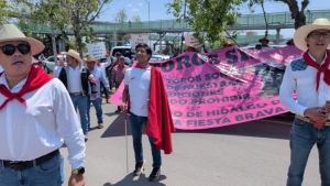 Habitantes de Caxuxi marchan en Pachuca contra posible prohibici&oacute;n de corridas de toros