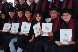 Natividad Castrej&oacute;n entreg&oacute; diplomas a graduados del CECyTE Hidalgo, Plantel Ixmiquilpan