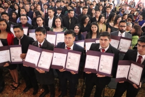 UPT entreg&oacute; 580 t&iacute;tulos y c&eacute;dulas profesionales