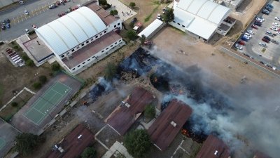 Movilizaci&oacute;n de cuerpos de emergencia por Incendio al interior del colegio "Hijos del Ej&eacute;rcito", en Pachuca