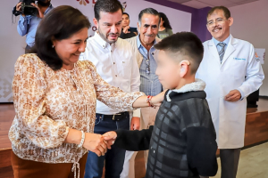 Encabeza Edda Vite el inicio de las jornadas de entrega de aparatos auditivos 