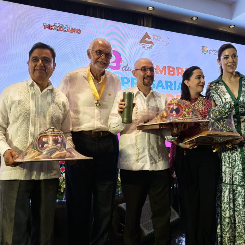 Andrés Velázquez entrega reconocimiento a gobernador de Nayarit