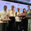 Andr&eacute;s Vel&aacute;zquez entrega reconocimiento a gobernador de Nayarit