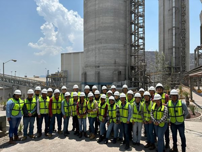 Estudiantes de la UTHH visitaron la planta cementera El Palmar