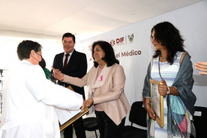 Reconoce Edda Vite a personal m&eacute;dico del DIFH