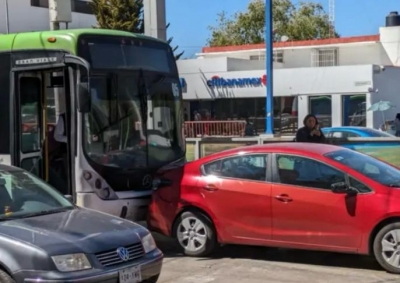Tuzob&uacute;s choca contra veh&iacute;culos y deja tres lesionados en avenida Ju&aacute;rez