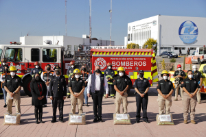 Sergio Ba&ntilde;os entrega equipos de protecci&oacute;n a bomberos