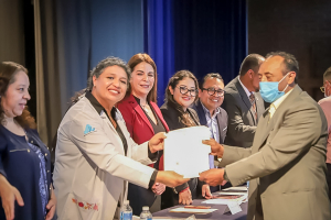 Entrega titular de salud dict&aacute;menes&nbsp;de acreditaci&oacute;n a establecimientos de salud