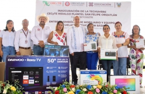 Natividad Castrej&oacute;n entreg&oacute; equipo educativo y techumbre en escuelas de San Felipe Orizatl&aacute;n y Calnali