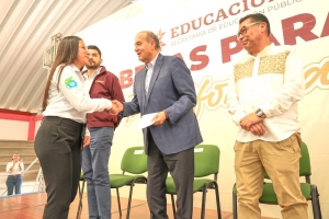 Natividad Castrej&oacute;n entrega m&aacute;s de mil Becas para la Transformaci&oacute;n en la UPFIM