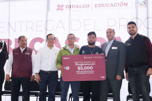 Natividad Castrejón fortalece la educación superior con entrega de becas en Mixquiahuala