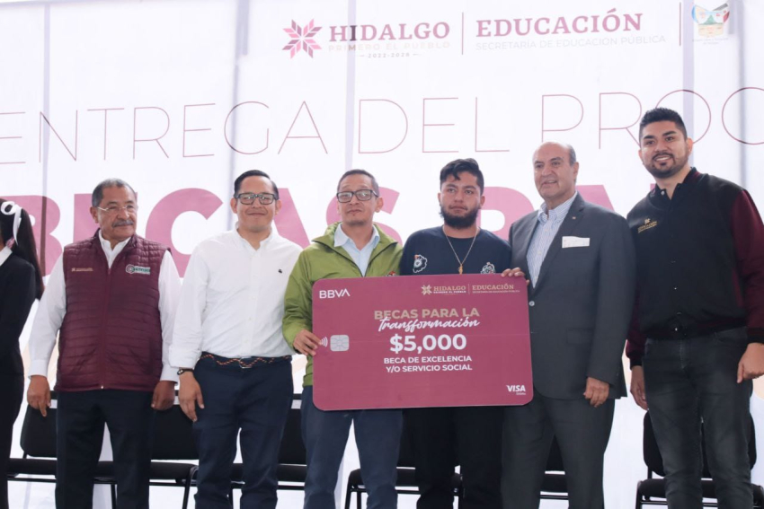Natividad Castrejón fortalece la educación superior con entrega de becas en Mixquiahuala