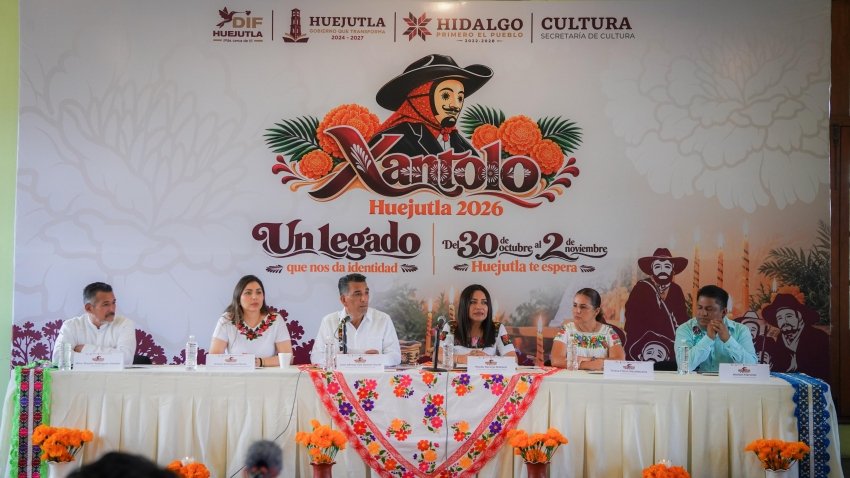 Alfredo San Román encabeza primera ofrenda previa al Xantolo