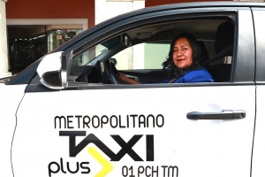 Mujeres al volante: Maura Garc&iacute;a encuentra en el taxi una nueva ruta profesional