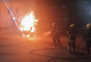Bomberos sofocan incendio en veh&iacute;culo&nbsp;&nbsp;