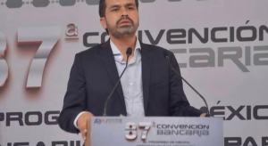 Máynez en la 87 Convención Bancaria: Descarta reducir edad de jubilación, pero sí ve ajustes fiscales