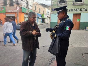 Polic&iacute;as de Pachuca entregan cartera extraviada a su due&ntilde;o