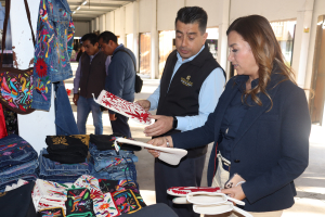 Puedes encontrar artesan&iacute;as de temporada en la Villa Navide&ntilde;a