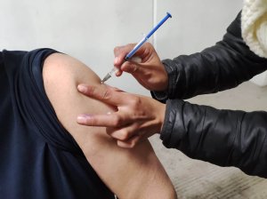 Contin&uacute;a vacunaci&oacute;n contra Covid-19 e influenza