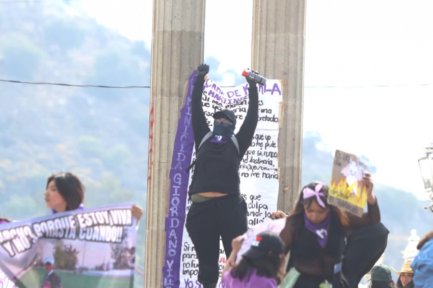 Marchan en conmemoración al 8M