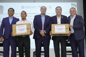 Natividad Castrej&oacute;n entreg&oacute; computadoras a docentes afectados por vaguada monz&oacute;nica