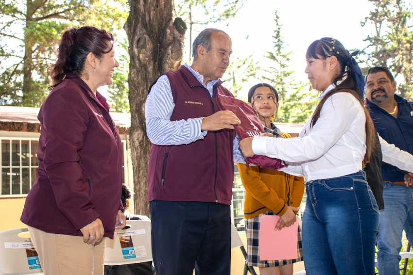 Continúa registro para acceder a uniformes, útiles y calzado escolar gratuitos