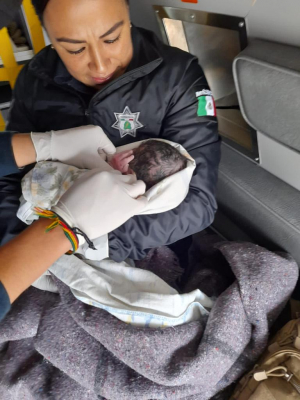 Polic&iacute;a de Pachuca apoya a mujer en trabajo de parto