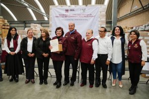 Banderazo de salida para la entrega de bibliotecas SEP Centenaria, colecci&oacute;n Paulo Freire en Hidalgo