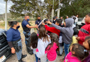 Entrega de ropa a familias de escasos recursos de #TepejiDelR&iacute;o.