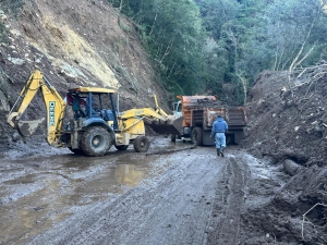 Sin descanso, reapertura de caminos; van 258 liberados