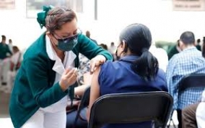 IMSS Bienestar Hidalgo implementa estrategia innovadora de vacunación en escuelas y comunidades