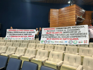Integrantes de cooperativas aliadas a Cruz Azul, se manifiestan en el Congreso
