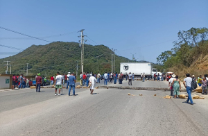 Habitantes de Zocuiteco Benito Ju&aacute;rez, Huejutla, bloquean la v&iacute;a federal M&eacute;xico-Tampico