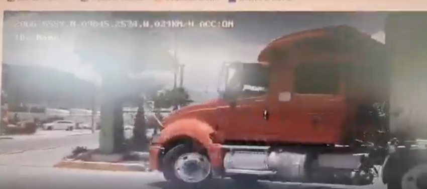Invasión de carril confinado provoca accidente con unidad del Sitmah