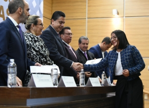Congreso entrega reconocimientos y constancias a servidores públicos, en convenio con el senado de la república.