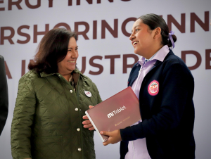 Entregan tabletas electr&oacute;nicas a alumnas del Bachillerato Tecnol&oacute;gico de la Casa de la Mujer Hidalguense