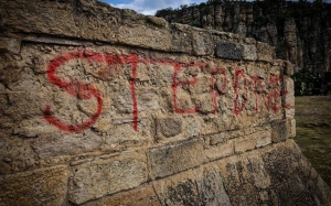 Grafitis en el Mont&iacute;culo y Monolito ubicado en la Plazoleta de la Zona de Monumentos Arqueol&oacute;gicos de Huapalcalco