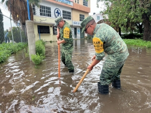 Vehículos varados, calles inundadas y negocios afectados, fue el saldo que dejó la lluvia de este sábado al sur de la Capital Hidalguense.