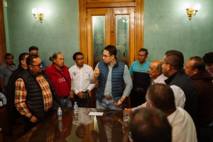 Jorge Reyes se re&uacute;ne con taxistas para fortalecer el transporte seguro en Pachuca