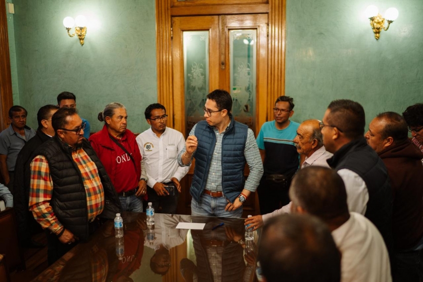 Jorge Reyes se reúne con taxistas para fortalecer el transporte seguro en Pachuca