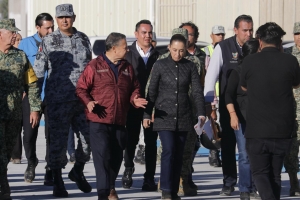 En el estado se est&aacute;n elaborando m&aacute;s 10 mil despensas, colchonetas, agua embotellada, leche y medicamentos que se distribuyen a las zonas afectadas en 27 municipios impactados, la log&iacute;stica, el trabajo, reacci&oacute;n y distribuci&oacute;n fueron conocidas por la presidenta Claudia Sheinbaum durante la reuni&oacute;n con el gobernador Julio Menchaca.