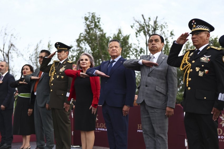 Julio Menchaca encabeza arriamiento de la bandera nacional