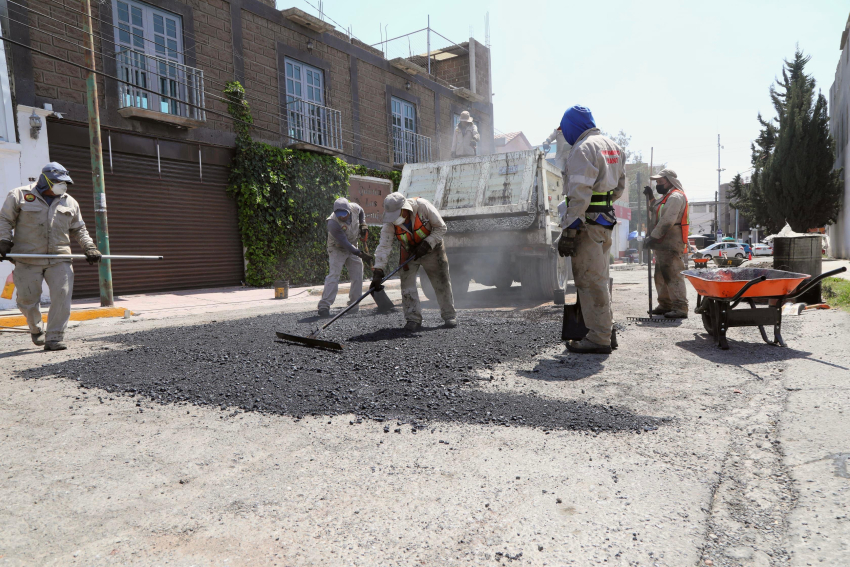 Se suman cuadrillas y recursos al programa permanente de bacheo en Pachuca   